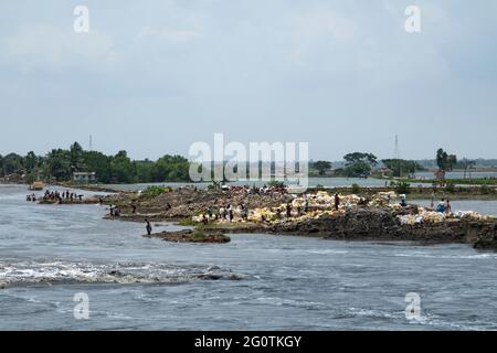 Le super cyclone Yaas frappe les zones côtières du Bengale occidental et de l'Odisha. Les habitants des 24 Parganas du Sud et des 24 Parganas du Nord sont lourdement touchés par les ruptures de berges et l'inondation de plusieurs villages. Kolkata, Bengale occidental, Inde. Banque D'Images