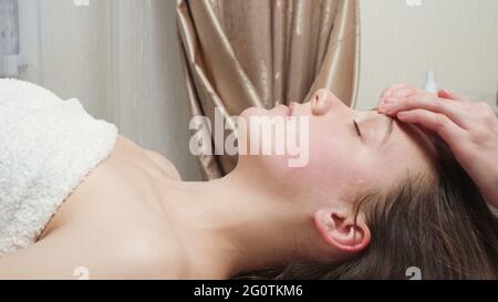 Photo de la femme obtient un cours de soin de la peau en salon Banque D'Images