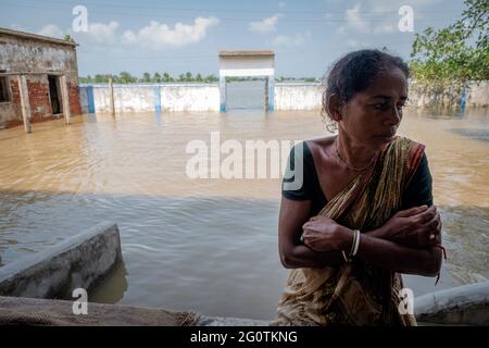 Le super cyclone Yaas frappe les zones côtières du Bengale occidental et de l'Odisha. Les habitants des 24 Parganas du Sud et des 24 Parganas du Nord sont lourdement touchés par les ruptures de berges et l'inondation de plusieurs villages. Kolkata, Bengale occidental, Inde. Banque D'Images