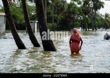 Le super cyclone Yaas frappe les zones côtières du Bengale occidental et de l'Odisha. Les habitants des 24 Parganas du Sud et des 24 Parganas du Nord sont lourdement touchés par les ruptures de berges et l'inondation de plusieurs villages. Kolkata, Bengale occidental, Inde. Banque D'Images