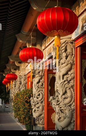 Détail de la façade du temple principal de Bouddha, décoré pour le nouvel an de Chine, le monastère de po Lin, l'île de Lantau, Hong Kong Banque D'Images