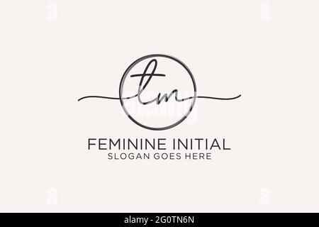TM logo d'écriture manuscrite avec modèle circulaire logo vectoriel de signature initiale, mariage, mode, floral et botanique avec modèle créatif. Illustration de Vecteur