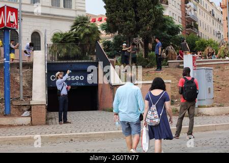 Personnes à l'entrée de la station de métro Colosseo à Rome, Italie. Située près du Colisée, cette station du métro de Rome a été ouverte en 1955 Banque D'Images