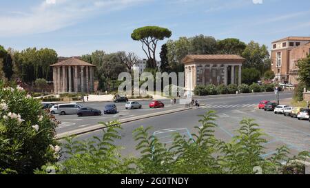 Piazza Bocca della Verita avec le Forum Boarium (à gauche) et le Temple de Portunus, ou Temple de Fortuna virilis, à Rome, en Italie Banque D'Images