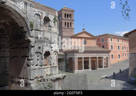 Vue sur l'église San Giorgio in Velabre à Rome, Italie de derrière l'Arche de Janus (à gauche). Par légende, ici le loup-she a trouvé Romulus et Remus Banque D'Images