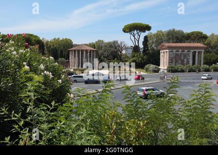 Piazza Bocca della Verita avec le Forum Boarium (à gauche) et le Temple de Portunus, ou Temple de Fortuna virilis, à Rome, en Italie Banque D'Images