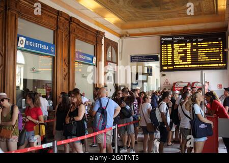 Personnes à la billetterie de la gare de la Spezia, Italie. Les touristes préfèrent voyager dans le parc national des Cinque Terre en train Banque D'Images