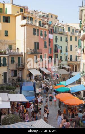 Les gens sur la rue via Roma à Vernazza, la Spezia, Ligurie, Italie, petite ville pittoresque dans le parc national des Cinque Terre Banque D'Images