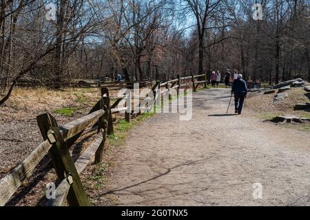 Parc national de Great Falls, McLean, Virginie -- le 22 mars 2021. Photo de personnes marchant sur un sentier de randonnée dans le parc national de Great Falls, McLean va. Banque D'Images