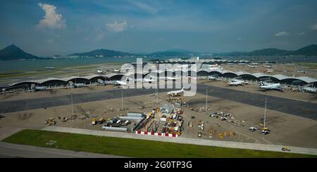 Terminal 1 de l'aéroport international de Hong Kong (HKIA) vu depuis la tour de contrôle, Chek Lap Kok, Hong Kong Banque D'Images