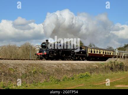 Train à vapeur passant par Goodrington sur le Dartmouth Steam Railway, en direction de Kingswear, transporté par BR Standard classe No 75014 Braveheart.13.04.2021. Banque D'Images