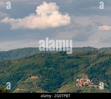 Belle vue panoramique sur le village médiéval d'Uzzano Castello, Pistoia, Italie, vue de Montecarlo di Lucca Banque D'Images