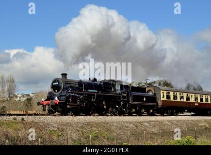 Train à vapeur passant par Goodrington sur le Dartmouth Steam Railway, en direction de Kingswear, transporté par BR Standard classe No 75014 Braveheart.13.04.2021. Banque D'Images