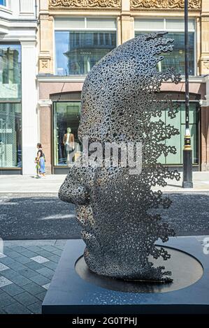 FOIRE DE MAI LONDRES 3 JUIN 2021 . SEO Young-Deok, Méditation 626, 2018 - quatre sculptures d'art publiques d'artistes contemporains dans le cadre du sentier de sculpture du week-end d'art de Mayfair en juin présenté par LA GALERIE D'OPÉRA New Bond Street. Credit amer ghazzal/Alamy Live News Banque D'Images