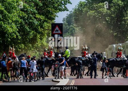 Londres, Royaume-Uni. 3 juin 2021. L'inspection par le général de division du régiment de Cavalerie de la maison à Hyde Park. Environ 170 chevaux et membres du personnel du régiment monté de cavalerie de la maison accompagnés de la bande montée de la cavalerie de la maison avec leurs chevaux à tambour de shire. Le test doit être réussi afin de participer aux fonctions de cérémonie d'État à venir et, pour la première fois depuis 2019, cela inclut l'honneur de participer à la parade d'anniversaire de la Reine de cette année. Une inspection de la tutelle, de la participation et de l'uniforme de cérémonie d'État sera effectuée par le général Chris Ghika, l'officier général Banque D'Images