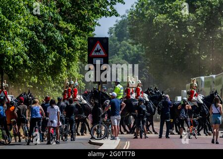 Londres, Royaume-Uni. 3 juin 2021. L'inspection par le général de division du régiment de Cavalerie de la maison à Hyde Park. Environ 170 chevaux et membres du personnel du régiment monté de cavalerie de la maison accompagnés de la bande montée de la cavalerie de la maison avec leurs chevaux à tambour de shire. Le test doit être réussi afin de participer aux fonctions de cérémonie d'État à venir et, pour la première fois depuis 2019, cela inclut l'honneur de participer à la parade d'anniversaire de la Reine de cette année. Une inspection de la tutelle, de la participation et de l'uniforme de cérémonie d'État sera effectuée par le général Chris Ghika, l'officier général Banque D'Images