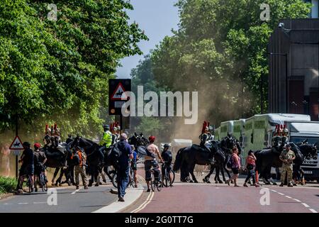 Londres, Royaume-Uni. 3 juin 2021. L'inspection par le général de division du régiment de Cavalerie de la maison à Hyde Park. Environ 170 chevaux et membres du personnel du régiment monté de cavalerie de la maison accompagnés de la bande montée de la cavalerie de la maison avec leurs chevaux à tambour de shire. Le test doit être réussi afin de participer aux fonctions de cérémonie d'État à venir et, pour la première fois depuis 2019, cela inclut l'honneur de participer à la parade d'anniversaire de la Reine de cette année. Une inspection de la tutelle, de la participation et de l'uniforme de cérémonie d'État sera effectuée par le général Chris Ghika, l'officier général Banque D'Images