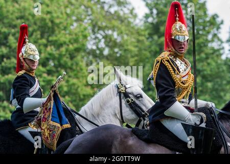 Londres, Royaume-Uni. 3 juin 2021. L'inspection par le général de division du régiment de Cavalerie de la maison à Hyde Park. Environ 170 chevaux et membres du personnel du régiment monté de cavalerie de la maison accompagnés de la bande montée de la cavalerie de la maison avec leurs chevaux à tambour de shire. Le test doit être réussi afin de participer aux fonctions de cérémonie d'État à venir et, pour la première fois depuis 2019, cela inclut l'honneur de participer à la parade d'anniversaire de la Reine de cette année. Une inspection de la tutelle, de la participation et de l'uniforme de cérémonie d'État sera effectuée par le général Chris Ghika, l'officier général Banque D'Images