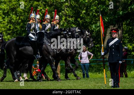 Londres, Royaume-Uni. 3 juin 2021. L'inspection par le général de division du régiment de Cavalerie de la maison à Hyde Park. Environ 170 chevaux et membres du personnel du régiment monté de cavalerie de la maison accompagnés de la bande montée de la cavalerie de la maison avec leurs chevaux à tambour de shire. Le test doit être réussi afin de participer aux fonctions de cérémonie d'État à venir et, pour la première fois depuis 2019, cela inclut l'honneur de participer à la parade d'anniversaire de la Reine de cette année. Une inspection de la tutelle, de la participation et de l'uniforme de cérémonie d'État sera effectuée par le général Chris Ghika, l'officier général Banque D'Images