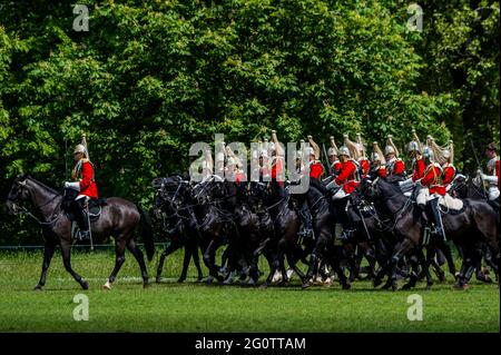 Londres, Royaume-Uni. 3 juin 2021. L'inspection par le général de division du régiment de Cavalerie de la maison à Hyde Park. Environ 170 chevaux et membres du personnel du régiment monté de cavalerie de la maison accompagnés de la bande montée de la cavalerie de la maison avec leurs chevaux à tambour de shire. Le test doit être réussi afin de participer aux fonctions de cérémonie d'État à venir et, pour la première fois depuis 2019, cela inclut l'honneur de participer à la parade d'anniversaire de la Reine de cette année. Une inspection de la tutelle, de la participation et de l'uniforme de cérémonie d'État sera effectuée par le général Chris Ghika, l'officier général Banque D'Images