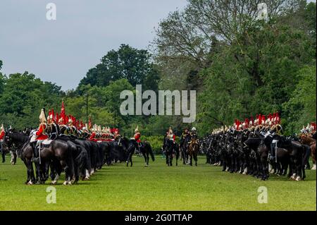 Londres, Royaume-Uni. 3 juin 2021. Major général Chris Ghika (en photo) - l'inspection du Major général du régiment de Cavalerie de la maison à Hyde Park. Environ 170 chevaux et membres du personnel du régiment monté de cavalerie de la maison accompagnés de la bande montée de la cavalerie de la maison avec leurs chevaux à tambour de shire. Le test doit être réussi afin de participer aux fonctions de cérémonie d'État à venir et, pour la première fois depuis 2019, cela inclut l'honneur de participer à la parade d'anniversaire de la Reine de cette année. Une inspection de la tutelle, de la participation et de l'uniforme de cérémonie d'État sera effectuée par Major Banque D'Images