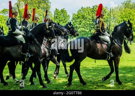 Londres, Royaume-Uni. 3 juin 2021. La première femme officier dans les Bleus et Royals - l'inspection du Major général du régiment monté de Cavalerie de la maison à Hyde Park. Environ 170 chevaux et membres du personnel du régiment monté de cavalerie de la maison accompagnés de la bande montée de la cavalerie de la maison avec leurs chevaux à tambour de shire. Le test doit être réussi afin de participer aux fonctions de cérémonie d'État à venir et, pour la première fois depuis 2019, cela inclut l'honneur de participer à la parade d'anniversaire de la Reine de cette année. Une inspection de la tutelle, de la participation et de l'uniforme de cérémonie d'État sera effectuée Banque D'Images