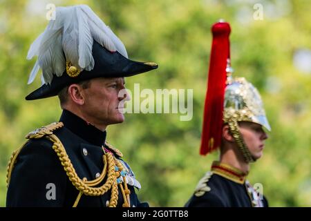 Londres, Royaume-Uni. 3 juin 2021. Major général Chris Ghika (en photo) - l'inspection du Major général du régiment de Cavalerie de la maison à Hyde Park. Environ 170 chevaux et membres du personnel du régiment monté de cavalerie de la maison accompagnés de la bande montée de la cavalerie de la maison avec leurs chevaux à tambour de shire. Le test doit être réussi afin de participer aux fonctions de cérémonie d'État à venir et, pour la première fois depuis 2019, cela inclut l'honneur de participer à la parade d'anniversaire de la Reine de cette année. Une inspection de la tutelle, de la participation et de l'uniforme de cérémonie d'État sera effectuée par Major Banque D'Images