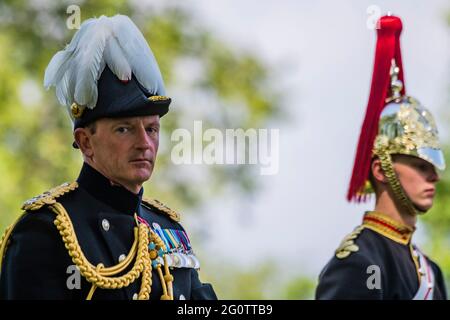 Londres, Royaume-Uni. 3 juin 2021. Major général Chris Ghika (en photo) - l'inspection du Major général du régiment de Cavalerie de la maison à Hyde Park. Environ 170 chevaux et membres du personnel du régiment monté de cavalerie de la maison accompagnés de la bande montée de la cavalerie de la maison avec leurs chevaux à tambour de shire. Le test doit être réussi afin de participer aux fonctions de cérémonie d'État à venir et, pour la première fois depuis 2019, cela inclut l'honneur de participer à la parade d'anniversaire de la Reine de cette année. Une inspection de la tutelle, de la participation et de l'uniforme de cérémonie d'État sera effectuée par Major Banque D'Images