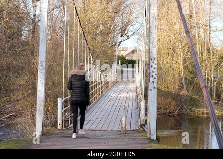 La très vieille passerelle suspendue à travers une petite rivière en Estonie Banque D'Images