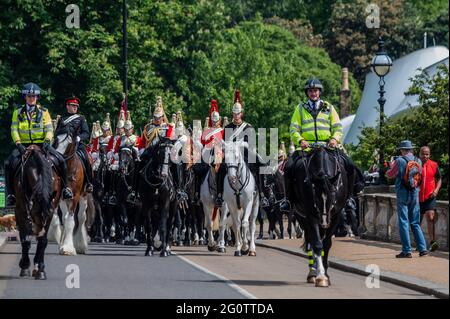 Londres, Royaume-Uni. 3 juin 2021. Passer par la serpentine - l'inspection du major général du régiment monté de cavalerie de la maison à Hyde Park. Environ 170 chevaux et membres du personnel du régiment monté de cavalerie de la maison accompagnés de la bande montée de la cavalerie de la maison avec leurs chevaux à tambour de shire. Le test doit être réussi afin de participer aux fonctions de cérémonie d'État à venir et, pour la première fois depuis 2019, cela inclut l'honneur de participer à la parade d'anniversaire de la Reine de cette année. Une inspection de la tutelle, de la participation et de l'uniforme de cérémonie d'État sera effectuée par le major général CH Banque D'Images