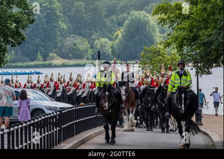 Londres, Royaume-Uni. 3 juin 2021. Passer par la serpentine - l'inspection du major général du régiment monté de cavalerie de la maison à Hyde Park. Environ 170 chevaux et membres du personnel du régiment monté de cavalerie de la maison accompagnés de la bande montée de la cavalerie de la maison avec leurs chevaux à tambour de shire. Le test doit être réussi afin de participer aux fonctions de cérémonie d'État à venir et, pour la première fois depuis 2019, cela inclut l'honneur de participer à la parade d'anniversaire de la Reine de cette année. Une inspection de la tutelle, de la participation et de l'uniforme de cérémonie d'État sera effectuée par le major général CH Banque D'Images