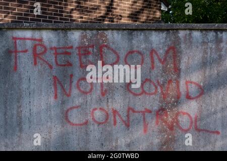 Avec des rapports d'une troisième vague (pandémie du coronavirus), des graffitis anti-Covid de contrôle du gouvernement - 'Freedom Not Covid Control' - ont été pulvérisés sur le mur d'une ville de banlieue, le 31 mai 2021, à Nailsea, dans le nord du Somerset, en Angleterre. Banque D'Images