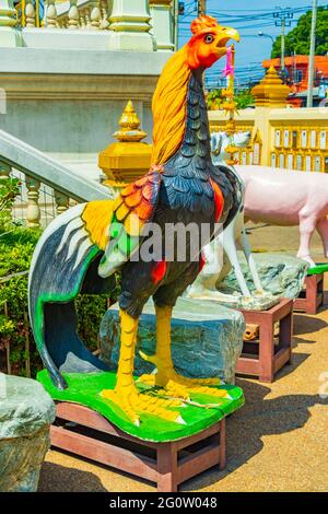 Magnifique statue de poulet dans le temple bouddhiste Wat Don Mueang Phra Arramluang coloré à Bangkok en Thaïlande. Banque D'Images