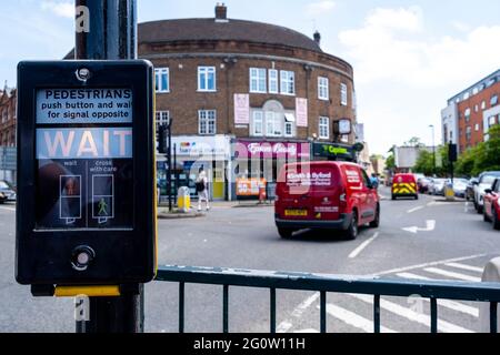 Epsom Surrey Londres, Royaume-Uni, juin 03 2021, passage piéton au feu de circulation à UNE intersection de route très fréquentée avec des véhicules qui passent Banque D'Images