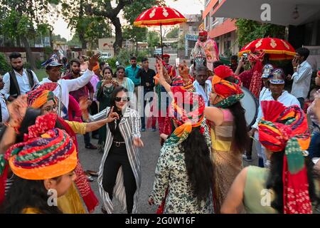 Jodhpur, Rajasthan, Inde- 19th octobre 2019 : célébration du mariage de Sindhi à un hôtel, les gens traditionnels indiens habillés dansent et apprécient. Banque D'Images