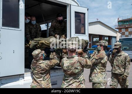 Baumholder, Allemagne. 03ème juin 2021. LES soldats AMÉRICAINS s'occupent du retrait d'un chien blessé dans un exercice. La 30e Brigade médicale, avec la participation de soldats allemands, simule un scénario avec de nombreuses victimes dans le cadre de Defender Europe. L'emplacement de l'exercice à grande échelle est l'aire d'entraînement des Baumholder. Credit: Harald Tittel/dpa/Alay Live News Banque D'Images