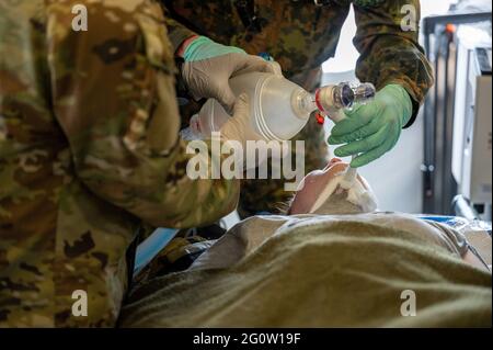 Baumholder, Allemagne. 03ème juin 2021. LES soldats AMÉRICAINS assistent à un soldat féminin blessé par balle dans un exercice. La 30e Brigade médicale, avec la participation de soldats allemands, simule un scénario avec de nombreuses victimes dans le cadre de Defender Europe. L'emplacement de l'exercice à grande échelle est l'aire d'entraînement des Baumholder. Credit: Harald Tittel/dpa/Alay Live News Banque D'Images