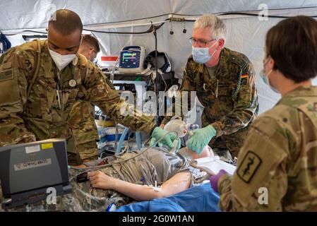 Baumholder, Allemagne. 03ème juin 2021. LES soldats AMÉRICAINS assistent à un soldat féminin blessé par balle dans un exercice. La 30e Brigade médicale, avec la participation de soldats allemands, simule un scénario avec de nombreuses victimes dans le cadre de Defender Europe. L'emplacement de l'exercice à grande échelle est l'aire d'entraînement des Baumholder. Credit: Harald Tittel/dpa/Alay Live News Banque D'Images