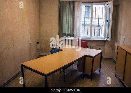 Salle d'interrogatoire au Mémorial de Berlin-Hohenschonhausen, ancienne prison de la police d'État Stasi pendant l'ère communiste. Banque D'Images