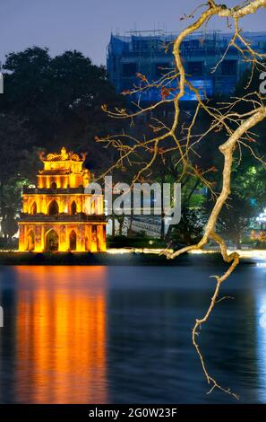 Tour de tortue, symbole du Vietnam, au crépuscule au lac Hoan Kiem (lac Ho Guom ou Sword) Banque D'Images