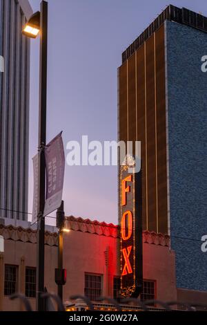 TUCSON, ÉTATS-UNIS - 03 juin 2021 : le panneau Fox Theatre est allumé en rouge juste après le coucher du soleil. Bâtiment historique de l'Arizona dans le centre-ville de Tucson, Arizona Banque D'Images