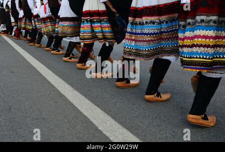 NOVI SAD, SERBIE - 04 octobre 2015 : Novi Sad, Serbie, 4 octobre 2015. - vêtements traditionnels du groupe folklorique préformant des danses nationales Banque D'Images