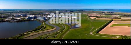 Vue panoramique aérienne de l'estuaire de la rivière Stour, avec le lac Stonar et le Centre de découverte, Sandwich, Kent Banque D'Images