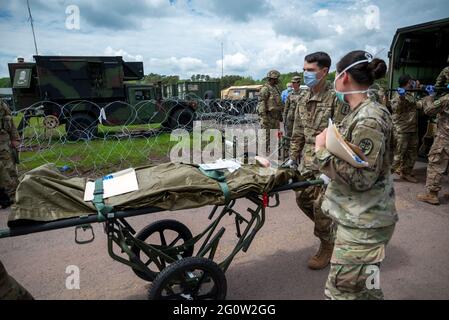 Baumholder, Allemagne. 03ème juin 2021. LES soldats AMÉRICAINS poussent une civière avec un mannequin représentant une personne blessée. Dans le cadre de l'exercice militaire « Deender Europe 21 » mené par les États-Unis, les forces de l'aire d'entraînement militaire des Baumholder ont notamment entraîné le transport et les soins des personnes blessées. Credit: Harald Tittel/dpa/Alay Live News Banque D'Images