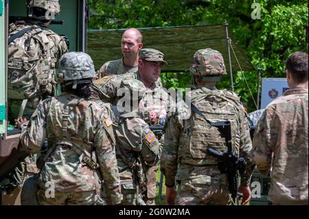 Baumholder, Allemagne. 03ème juin 2021. LES soldats AMÉRICAINS se tiennent pendant un exercice dans la zone d'entraînement militaire des Baumholder. La 30e Brigade médicale avec la participation des soldats allemands simule un scénario avec de nombreuses victimes dans le cadre de Defender Europe. L'emplacement de l'exercice à grande échelle est l'aire d'entraînement des Baumholder. Credit: Harald Tittel/dpa/Alay Live News Banque D'Images