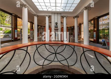 Marianske Lazne, République tchèque - 3 juin 2021 : inertior du pavillon de la Croix-ressort (Křížový pramen en tchèque) - colonnade principale à Mariánské Lázně Banque D'Images