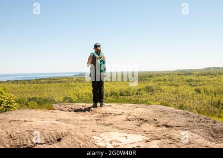 TOBERMORY, CANADA - 30 mai 2021 : une femme prend une photo d'un belvédère dans la baie géorgienne - photo éditoriale sur le thème du tourisme. Banque D'Images