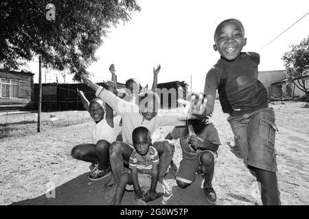 JOHANNESBURG, AFRIQUE DU SUD - 05 janvier 2021: Soweto, Afrique du Sud - 7 septembre 2011: Petit groupe de jeunes enfants africains posant pour une photo et une pause Banque D'Images