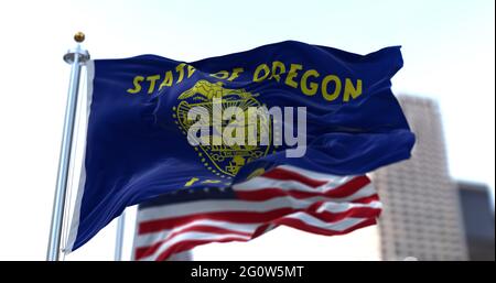 Les drapeaux de l'État de l'Oregon et des États-Unis agitant sous le vent. Démocratie et indépendance. Etat américain. Banque D'Images