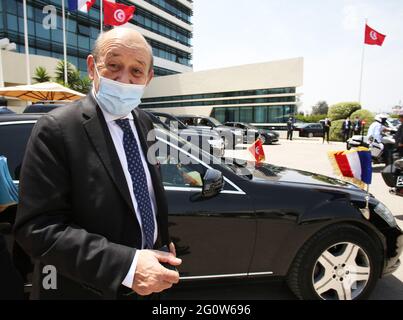 Tunis, Tunisie. 1er janvier 2000. Le ministre français des Affaires étrangères, Jean-Yves le Drian, arrive au forum économique de Tunis le 3 juin 2021. Photo de Mohamed Hammi/Pool/ABACAPRESS.COM crédit: Abaca Press/Alay Live News Banque D'Images